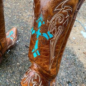 Circle G Women’s Turquoise Cross embroidered boots